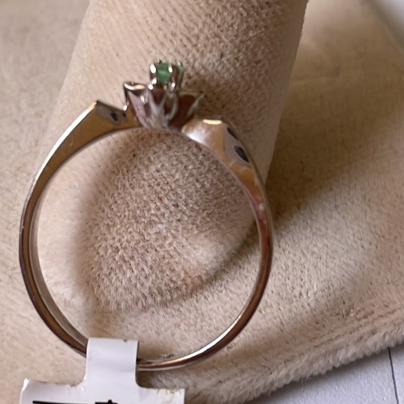 BNWT 18K white gold Round Cut Green Emerald ring band size 8 - Picture 5 of 8